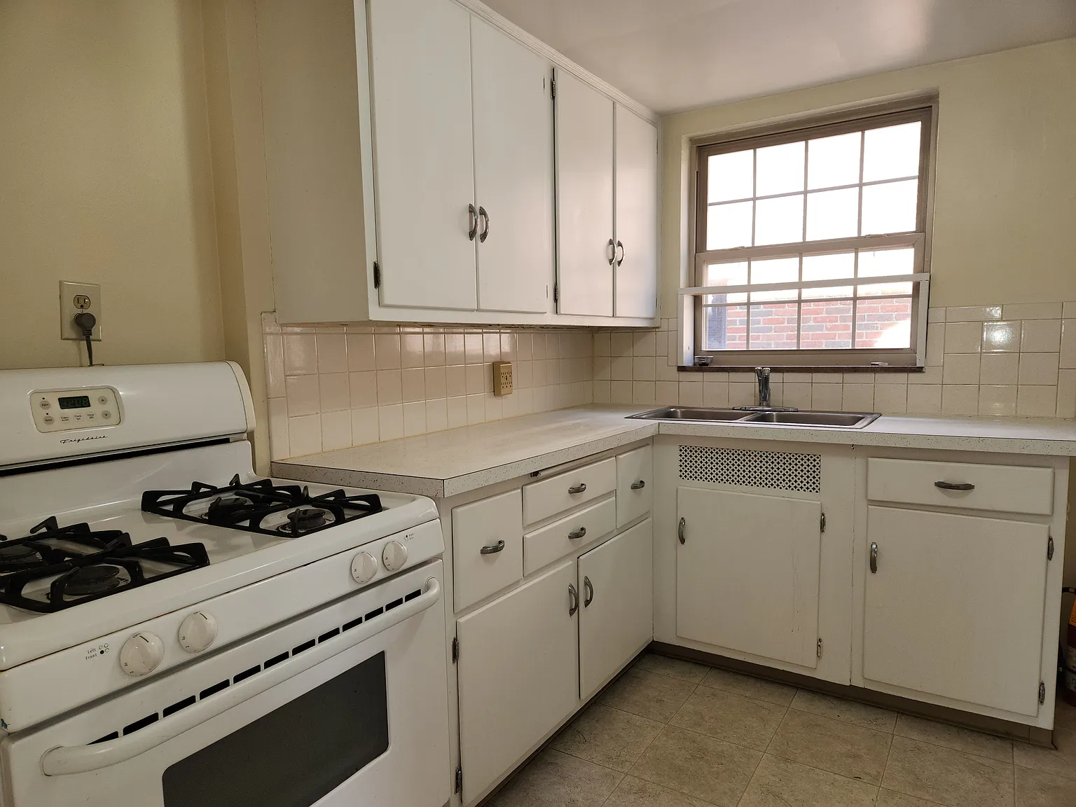 2 bed, 1000 sqft, $1,350 — Photo 3