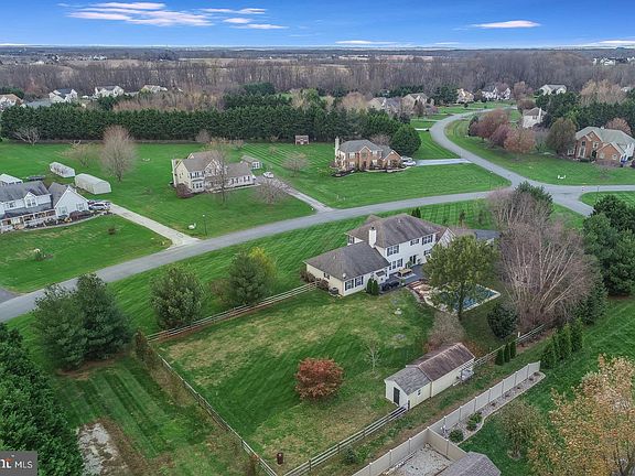 4th image of 900 Johnstone Ln