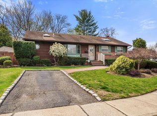 9 Lindquist Ln, Deer Park, NY 11729