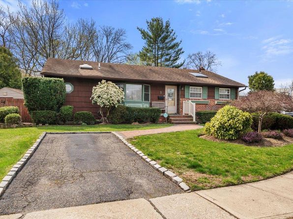 9 Lindquist Lane, Deer Park, NY 11729