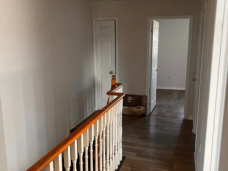 641 Walpole Cres #MAIN 2ND — Photo 8