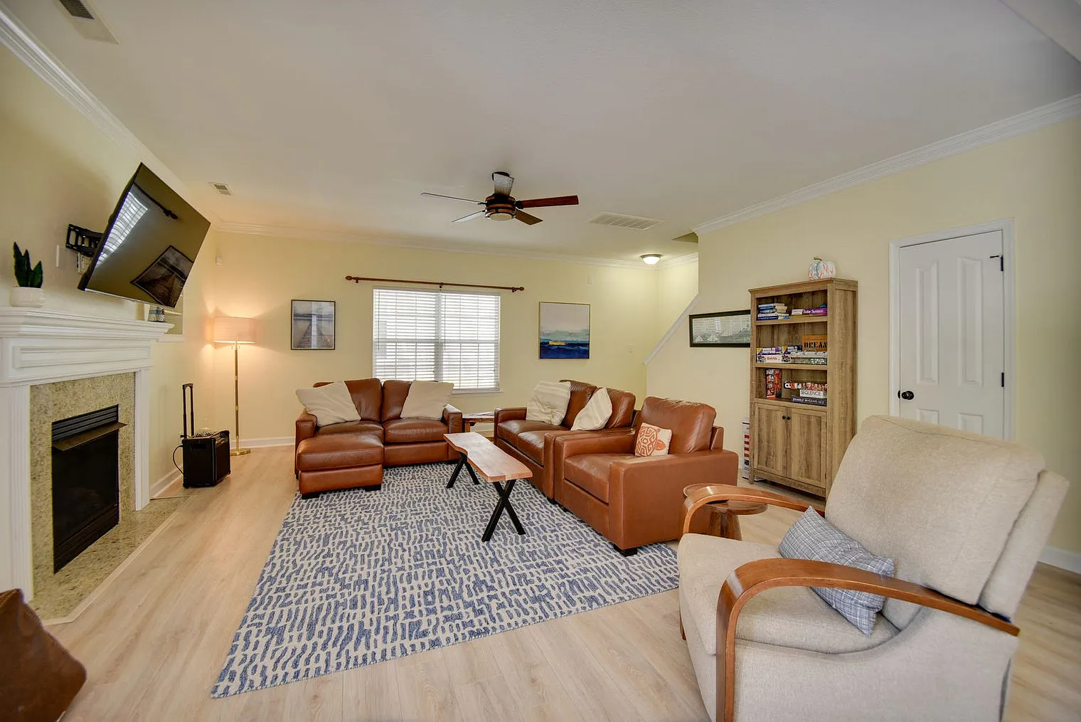 4 bed, 2.0 bath, 2497 sqft, $4,475 — Photo 2