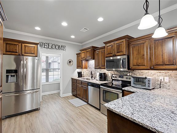 4th image of 213 Cobblestone Ct