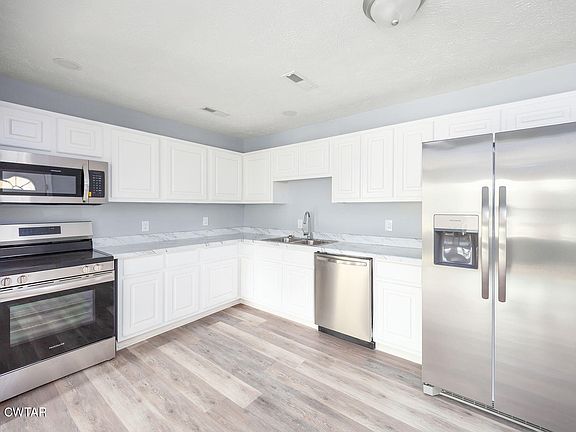 4th image of 3950 Newcastle Dr