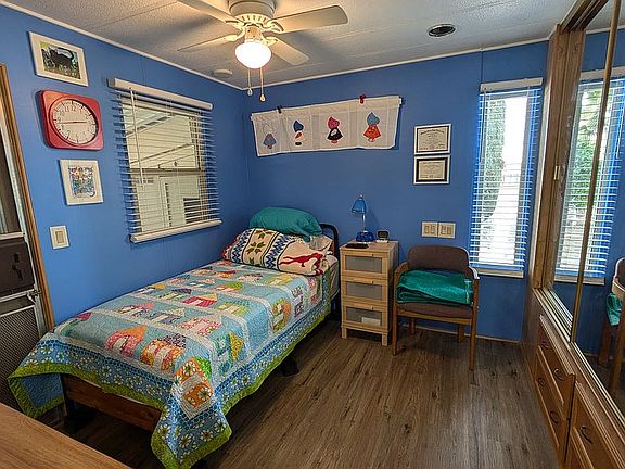 Bedroom has washer/dryer