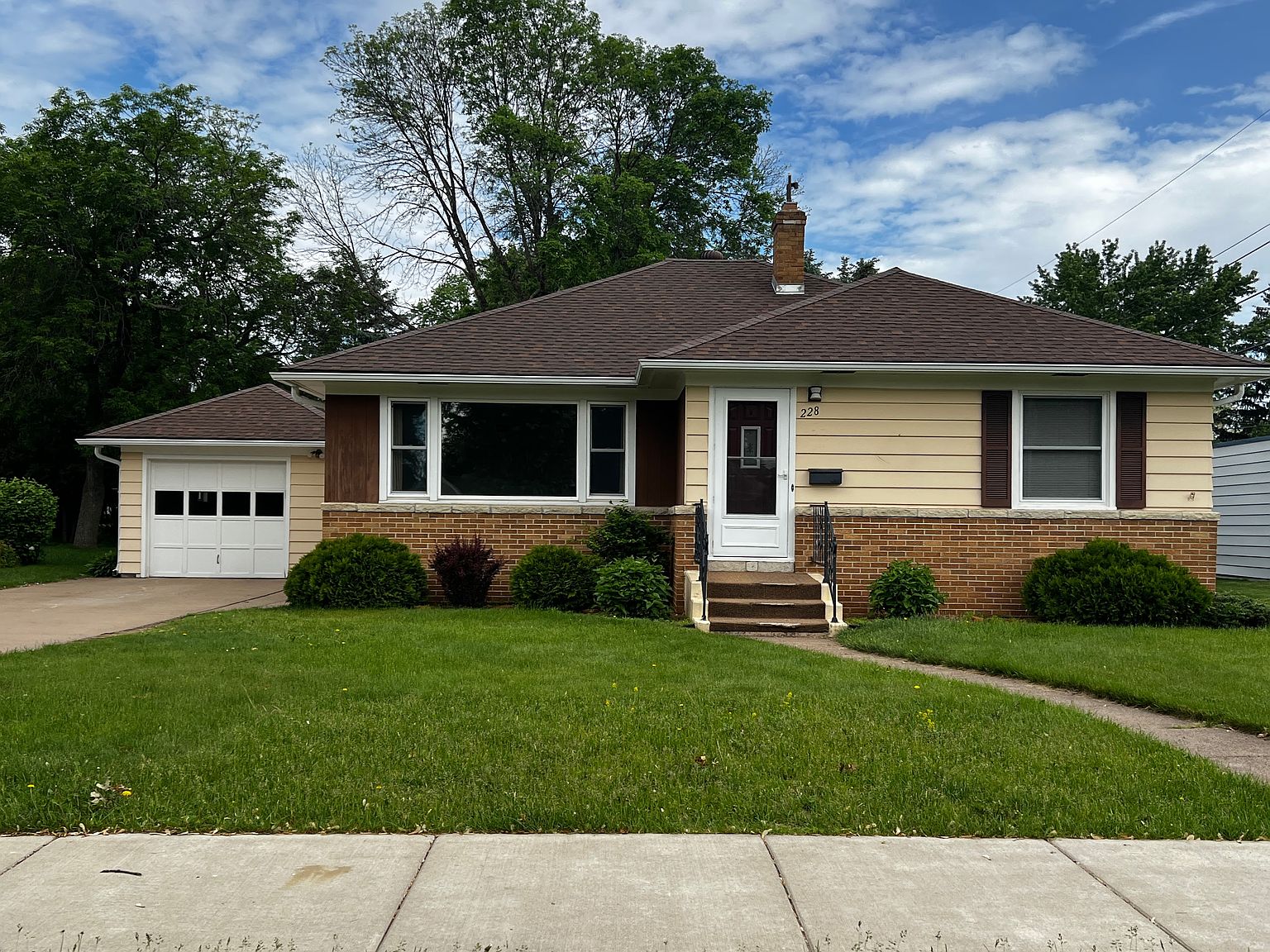 228 W Lexington Blvd, Eau Claire, WI 54701 Zillow