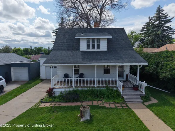 239 7th Ave W, Dickinson, ND 58601