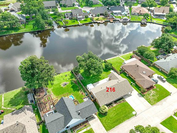 3rd image of 216 Lake Crescent Cir