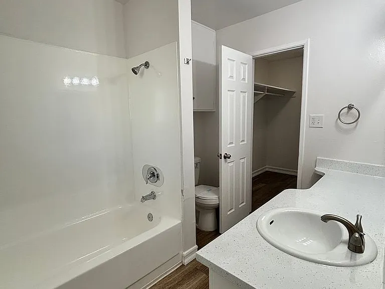 University Terrace Apartments — Photo 28