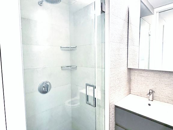 5th image of 195 Stanton St APT 3D1