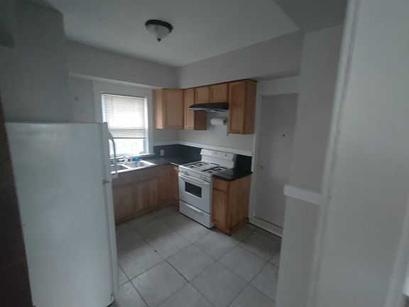 5th image of 24 Home St SE