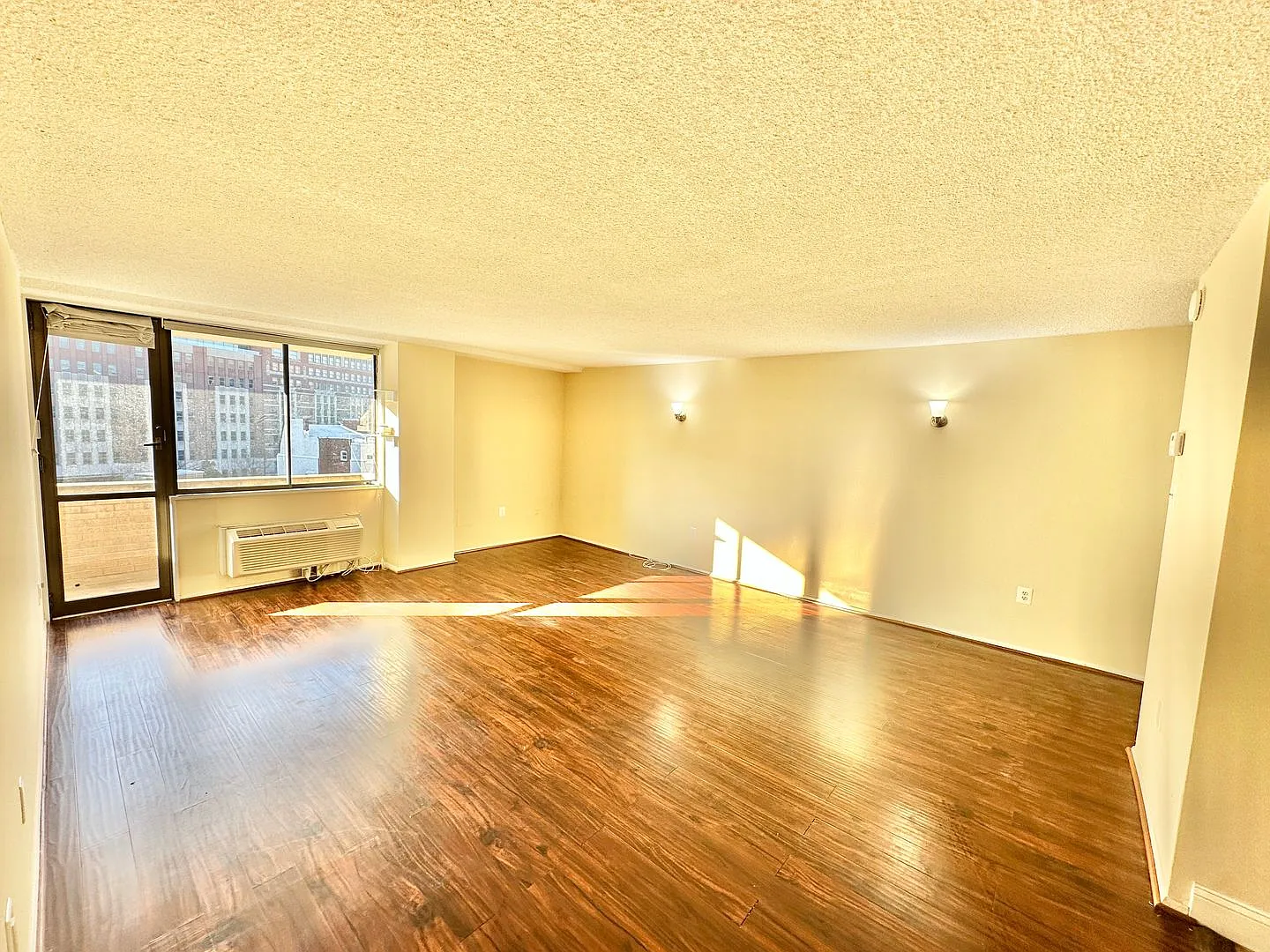 Dupont's Pulchritudinous Palladium 1 bedroom Condo w/ Balcony & Pool. All utilities included. — Photo 2