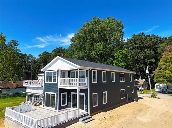 63415 Lakeshore Dr, Dowagiac, MI 49047