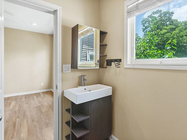333 W Hutchison St — Photo 11