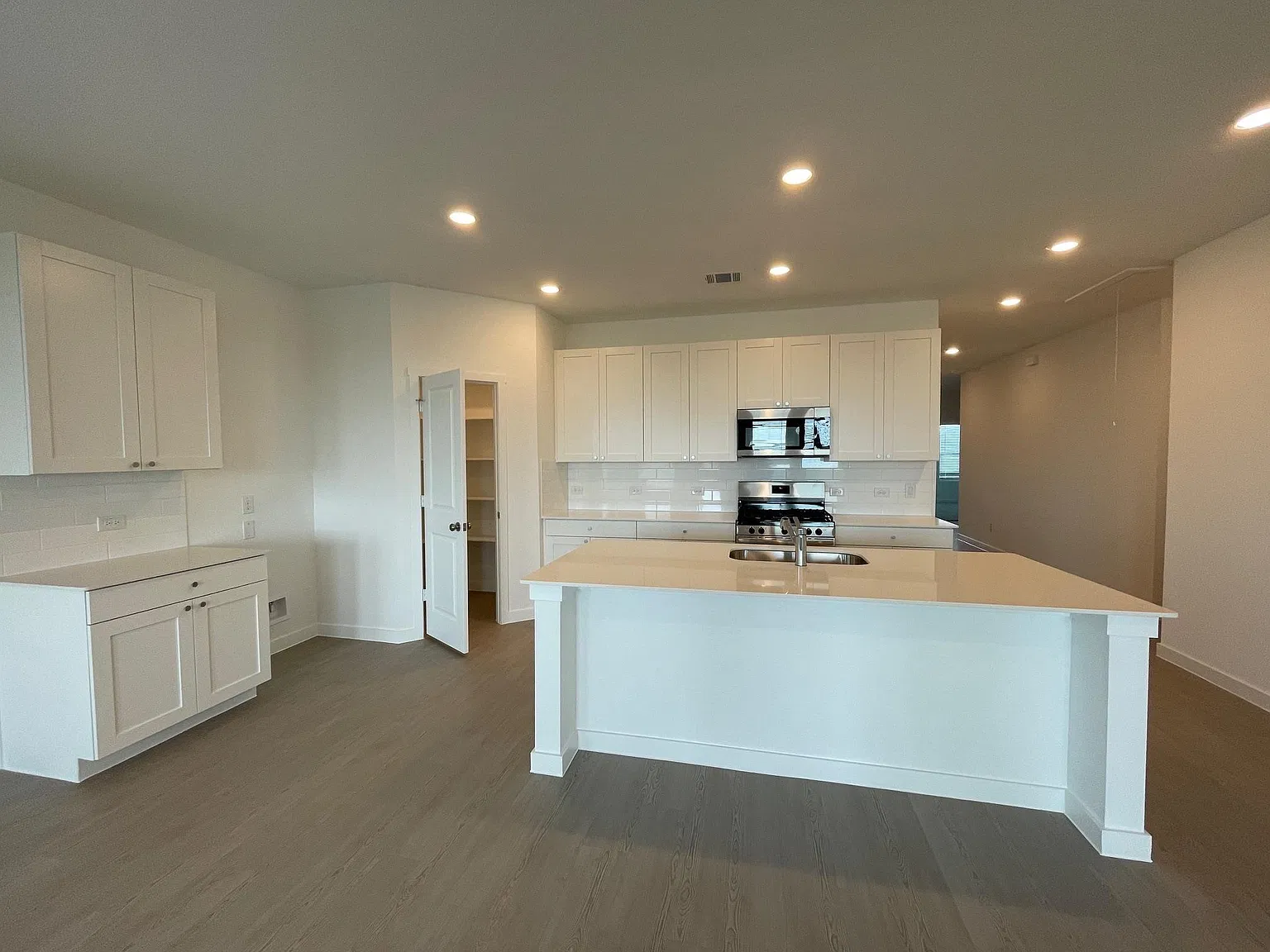 4 bed, 3.0 bath, 2024 sqft, $2,299 — Photo 3