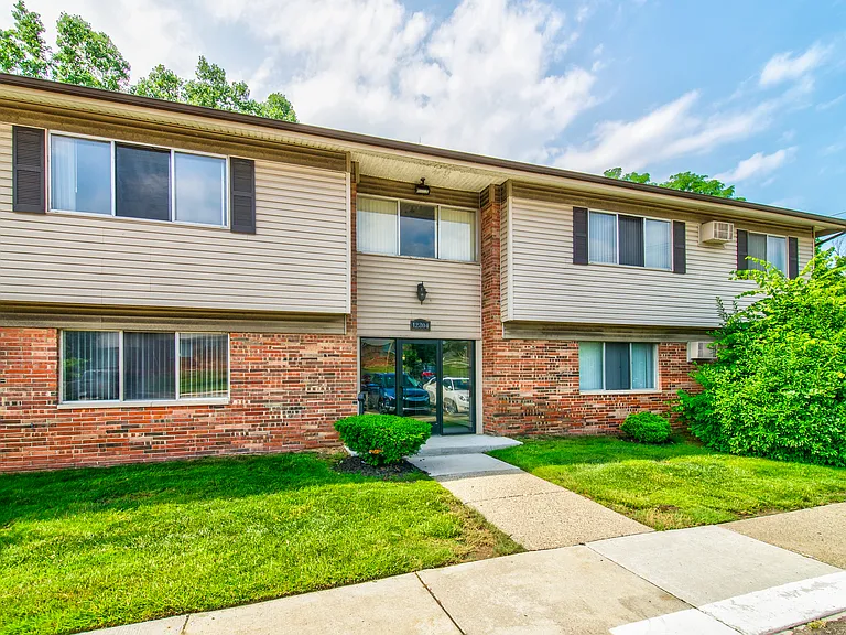 Hillcrest Club Apartments — Photo 69