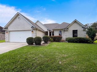 66 Tangerine Ct, Lake Jackson, TX 77566