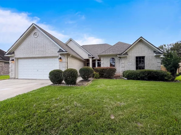 66 Tangerine Ct, Lake Jackson, TX 77566