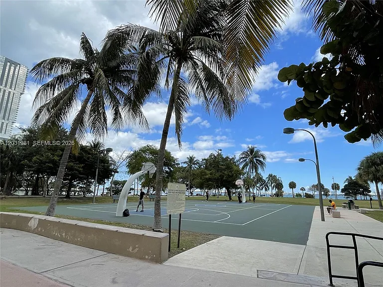 2000 N Bayshore Dr #525 — Photo 43