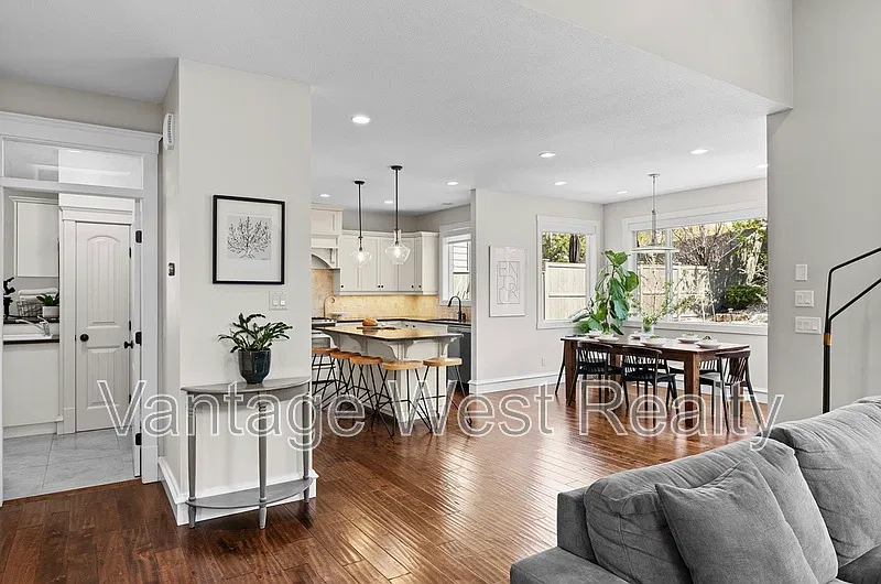 5 bed, 4.0 bath, 3382 sqft, $5,000 — Photo 4