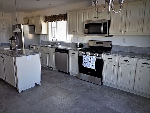 3rd image of 11 Laurie Dr