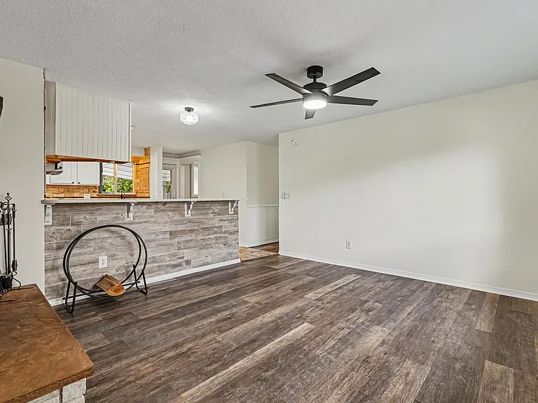 2115 N Courtney Dr — Photo 6