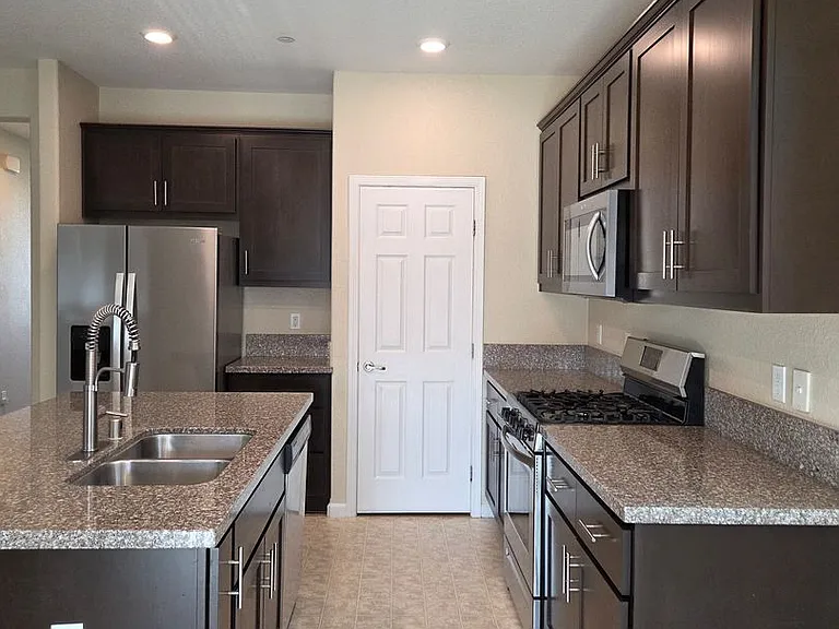 1443 Greenbrier Dr — Photo 13