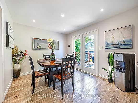 4th image of 104 Maple Ave