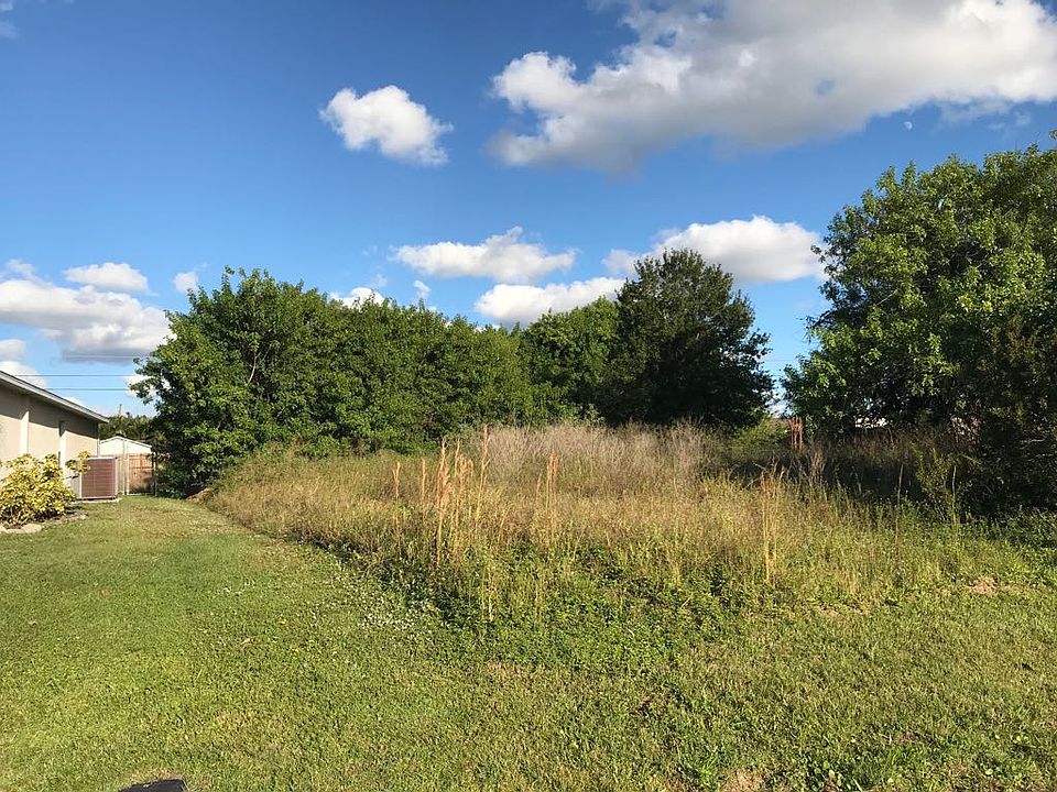2nd image of 403 SW Log Dr