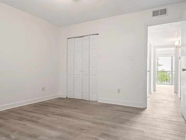 2409 Arlington Cres #D — Photo 27