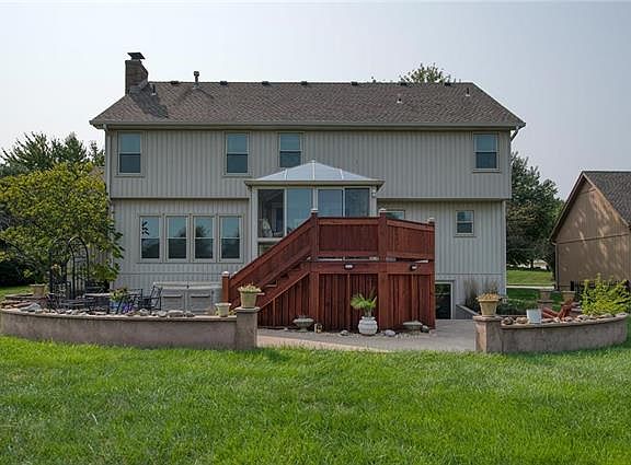 3rd image of 305 SE Williamsburg Dr