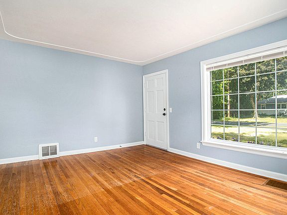 5th image of 3097 Margaret Ave