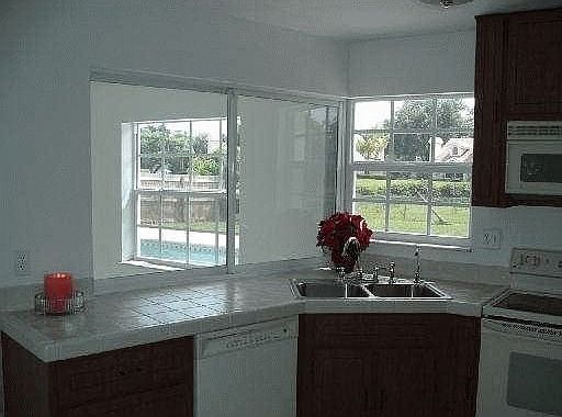 5th image of 2400 Edgewater Dr