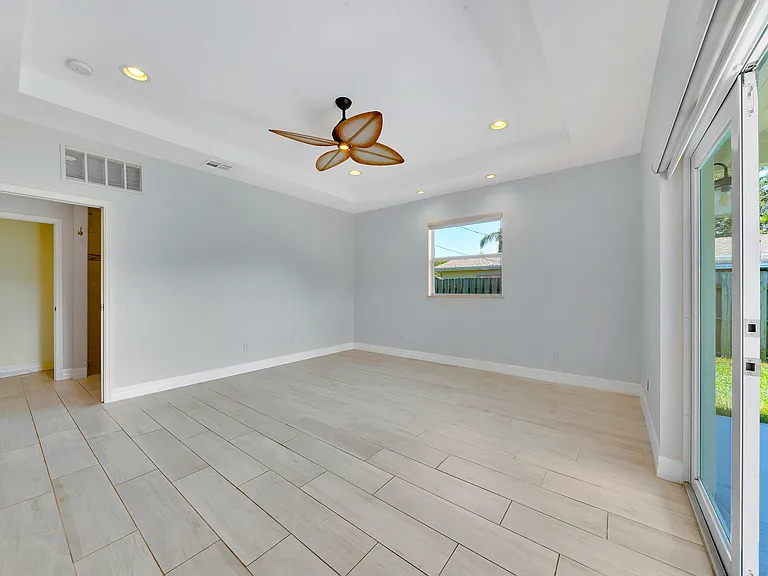2388 E Edgewater Dr — Photo 15