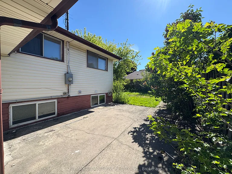 71 Hoover Cres — Photo 18