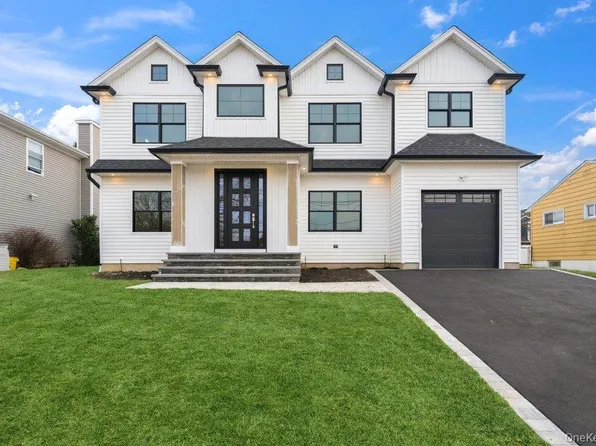 35 Main Parkway, Plainview, NY 11803