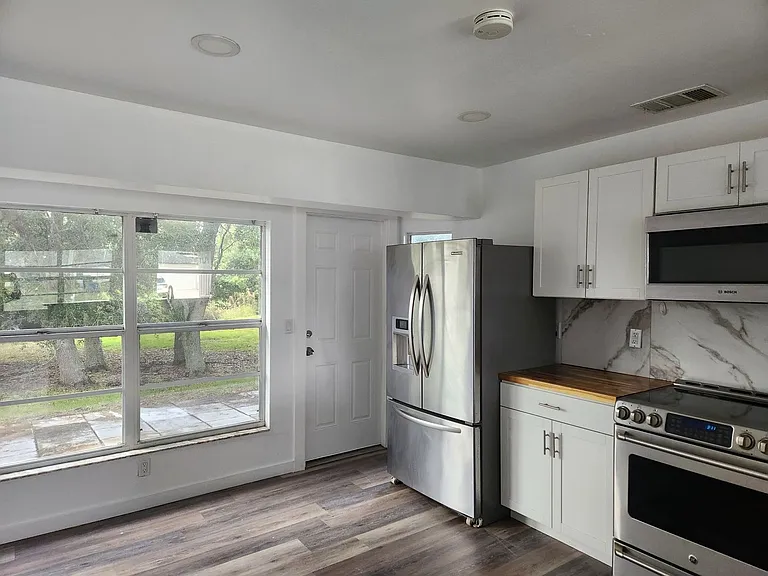 6143 Hester Ave — Photo 4