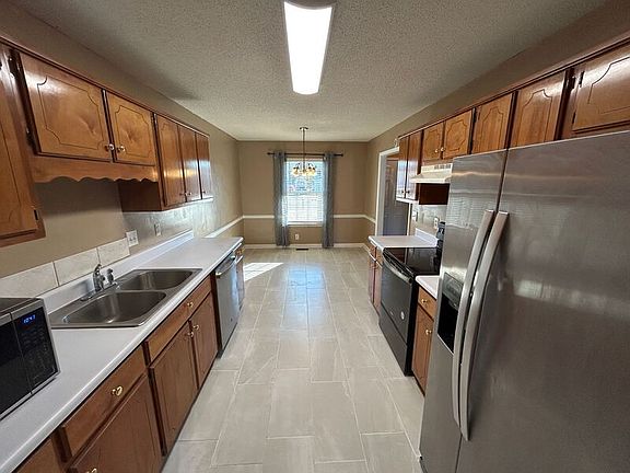 2nd image of 907 Soloman Ct