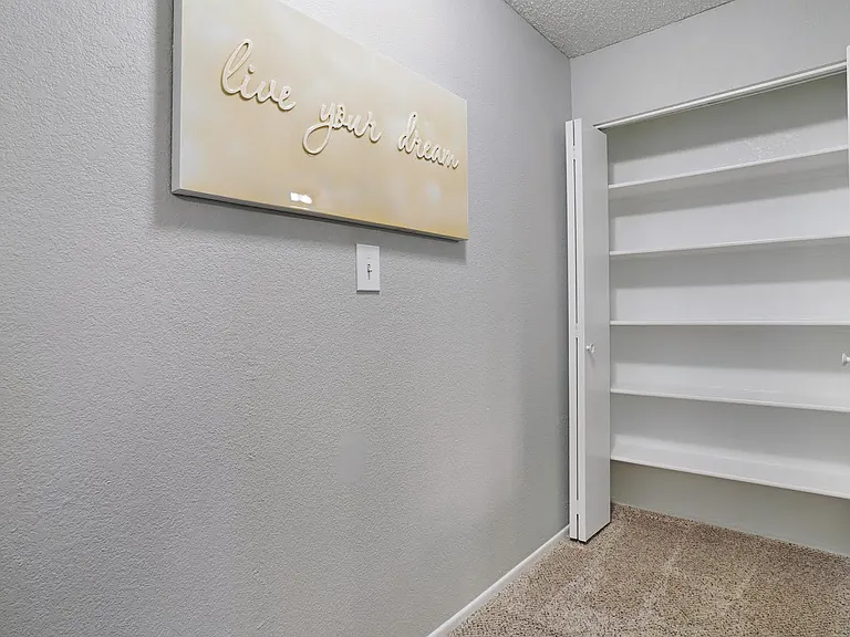 Falcon Glen Apartments — Photo 33