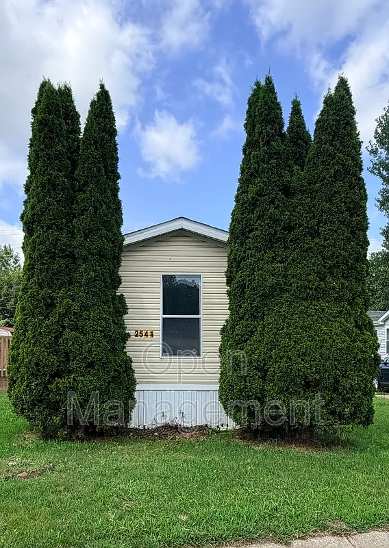 3 bed, 2.0 bath, 980 sqft, $995 — Photo 1