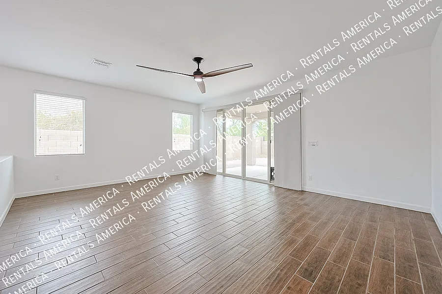 Beautiful 3 Bedroom Home! — Photo 4