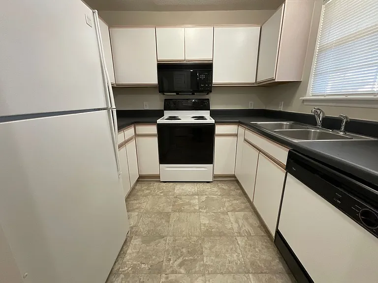 Meridian Park Apartments — Photo 23