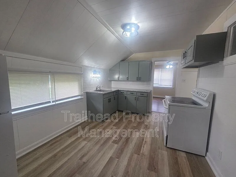 Building Photo - 3115 S Forest Ave #3