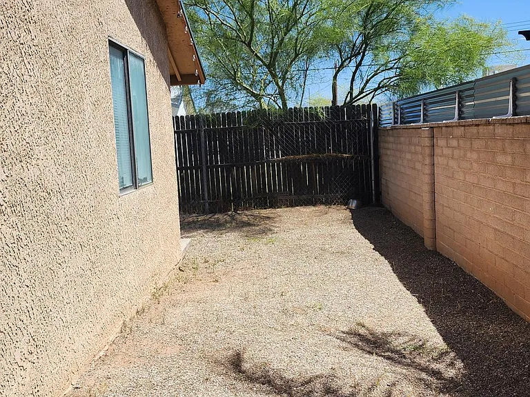 1255 N Bryant Ave — Photo 11