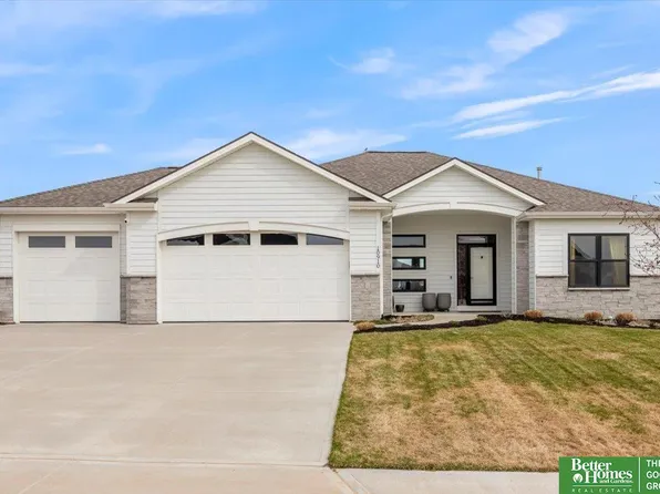 10910 Ranch Dr, Papillion, NE 68046