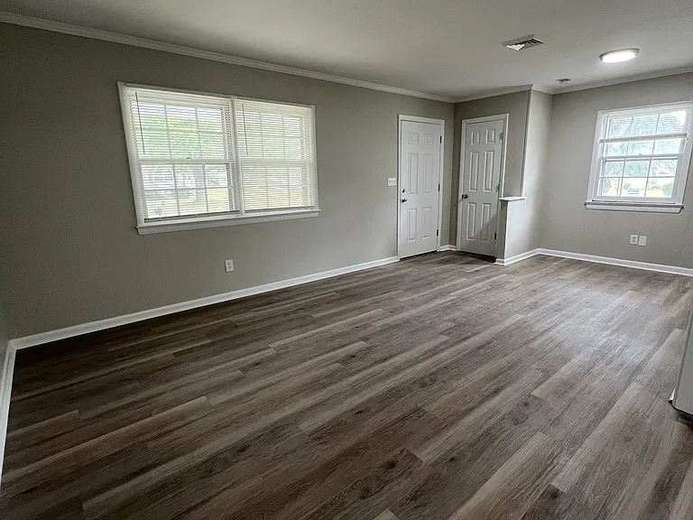 504 Robinson St — Photo 5