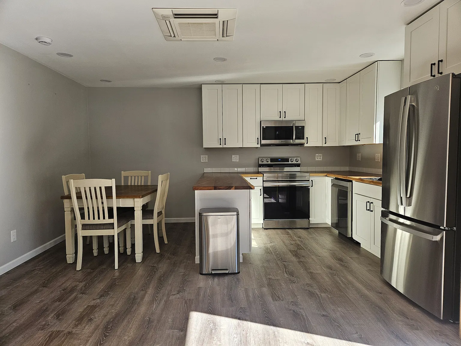 2 bed, 1.5 bath, 970 sqft, $2,900 — Photo 2