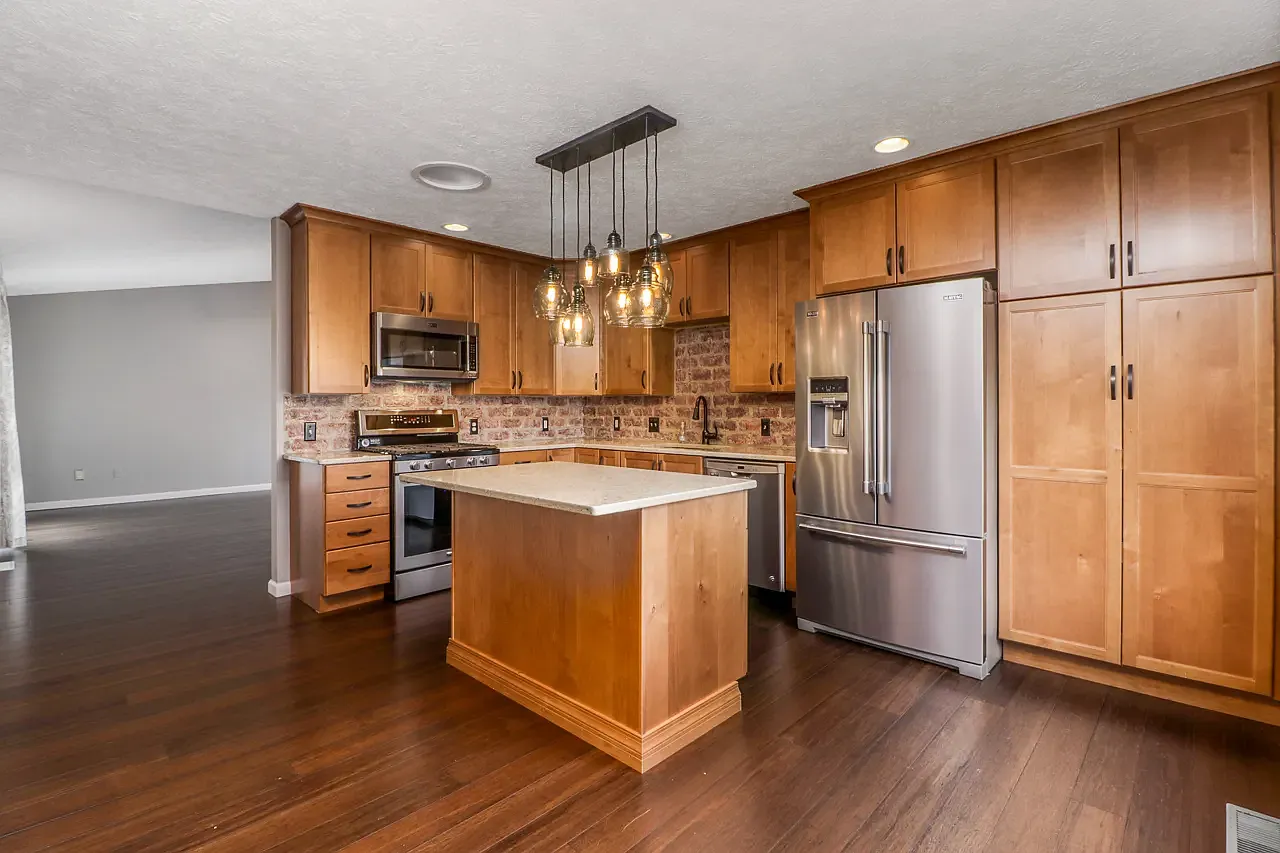 3 bed, 2592 sqft, $2,500 — Photo 4