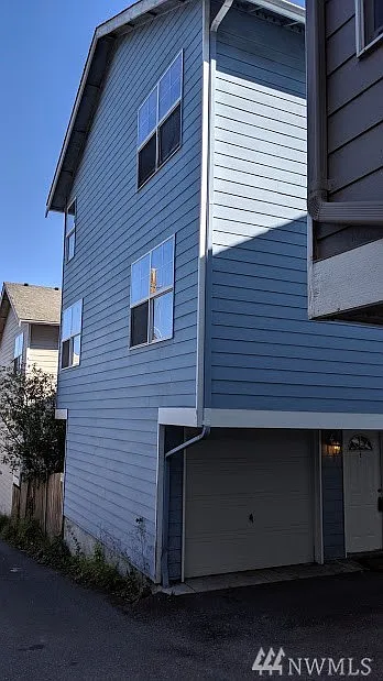 10717 Burke Ave N APT E photo 1