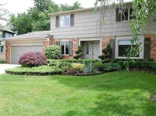 20728 Green Ct, Grosse Pointe Woods, MI 48236